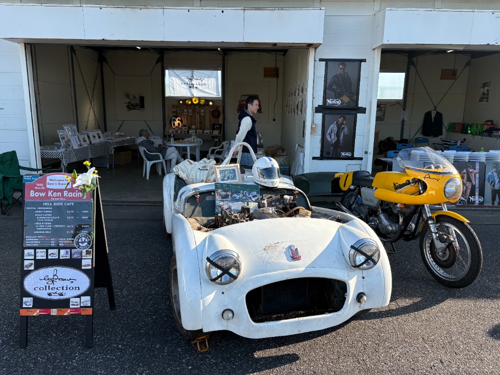展示中のクラシックトライアンフとノートン